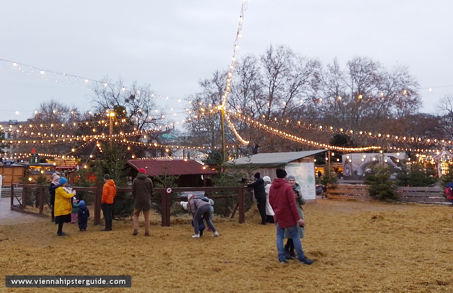 Karlsplatz Weihnachtsmarkt / Christmas market and art fair, Vienna - Wien